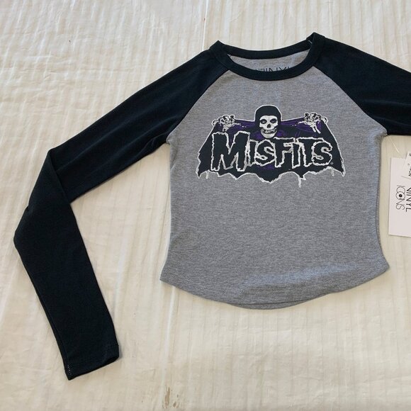 🦋   NWT  THE VINYL ICONS MISFITS WOMENS TOP SIZE XS 🦋 - Picture 2 of 10
